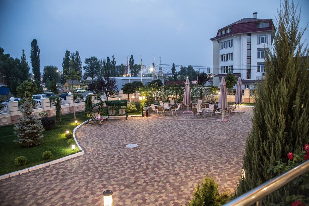 Sofievsky Posad Hotel Sofiivska Borshchahivka Exterior photo